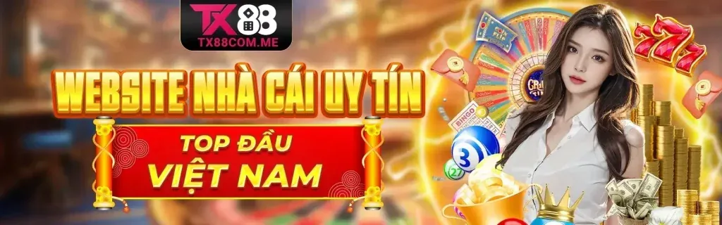 Người phụ nữ vui vẻ với vé số trúng thưởng và điện thoại shbet0 chính thức